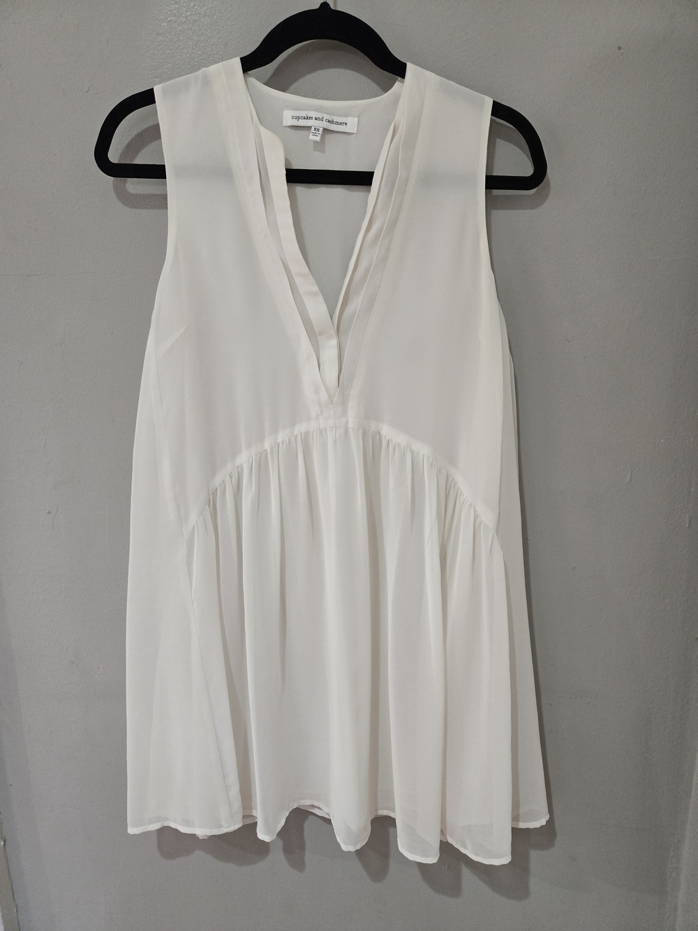 cupcakes & cashmere Ivory Sleeveless V-Neck Peplum Blouse